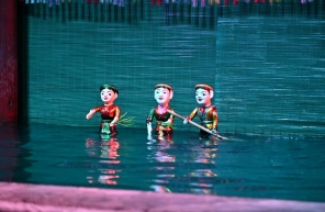 Spectacle De Marionnettes Sur L'eau Au Vietnam