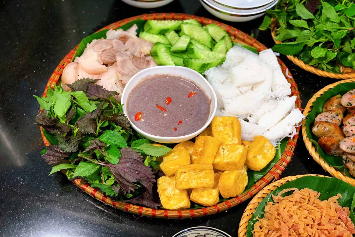 Bun Dau Mam Tom, Un Plat Traditionnel Du Vietnam Avec Une Saveur Intense