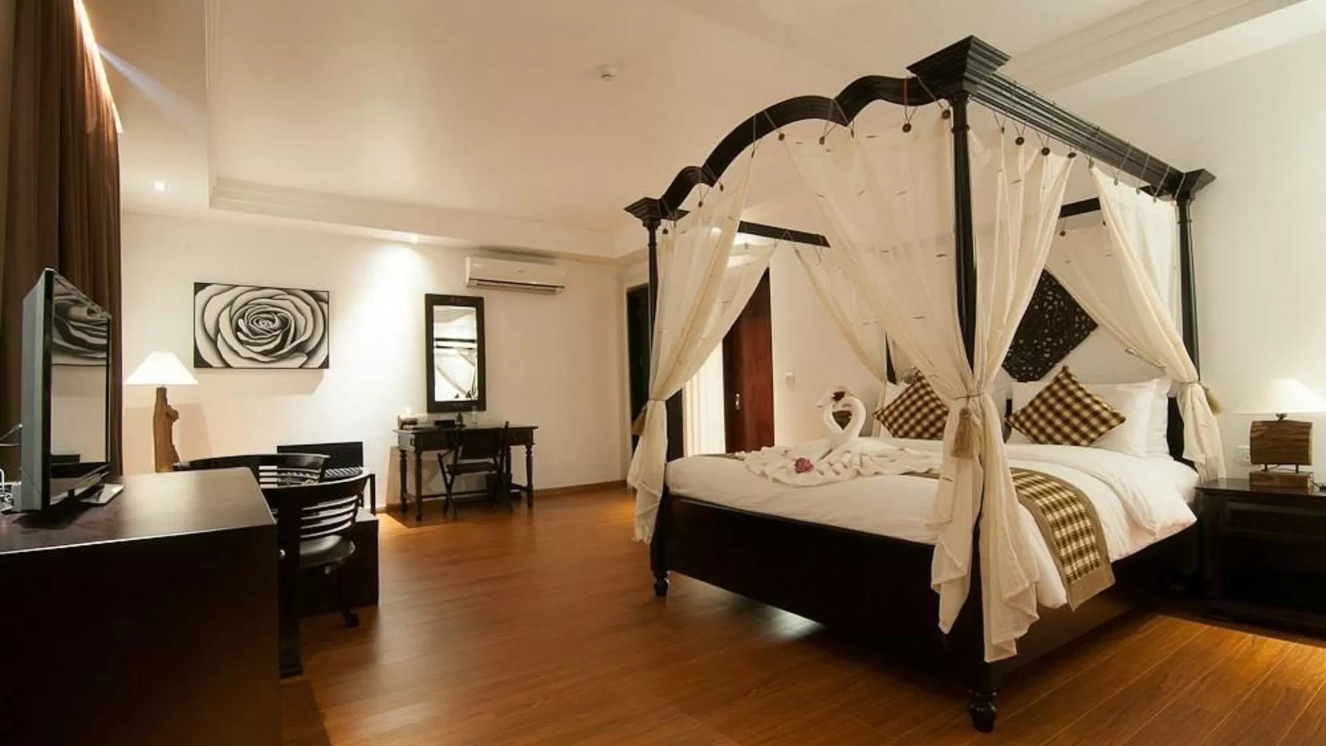 La Rose Suites
