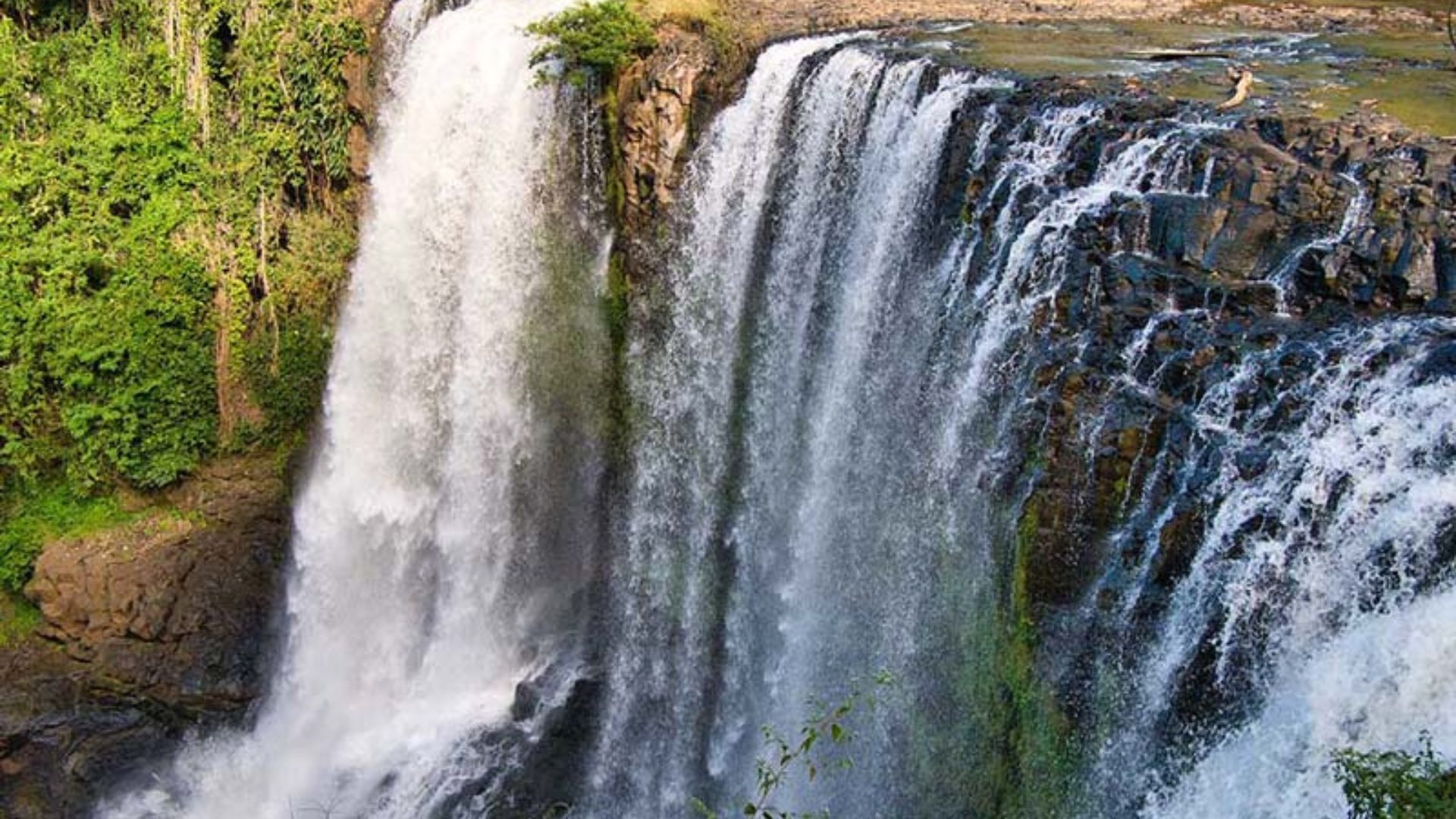 Les chutes d'eau de Bousra