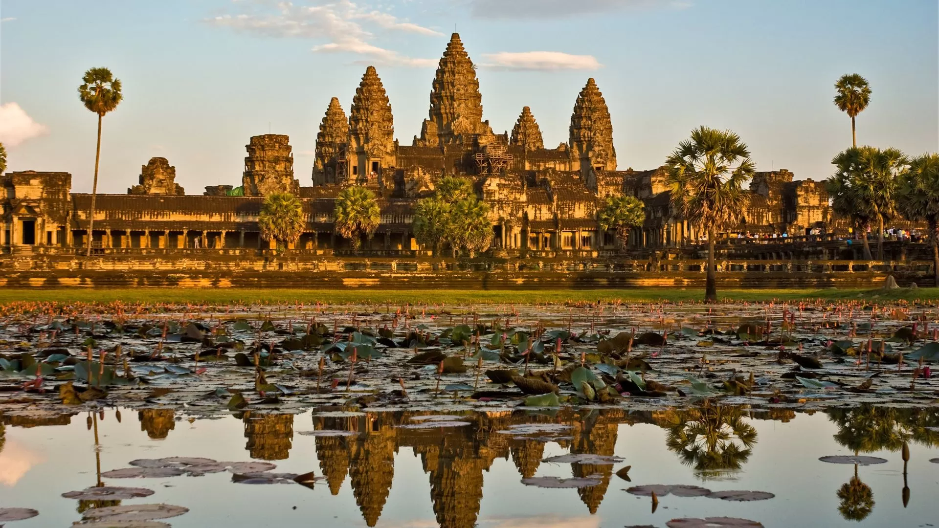 Lueur dorée du coucher de soleil à Angkor Wat