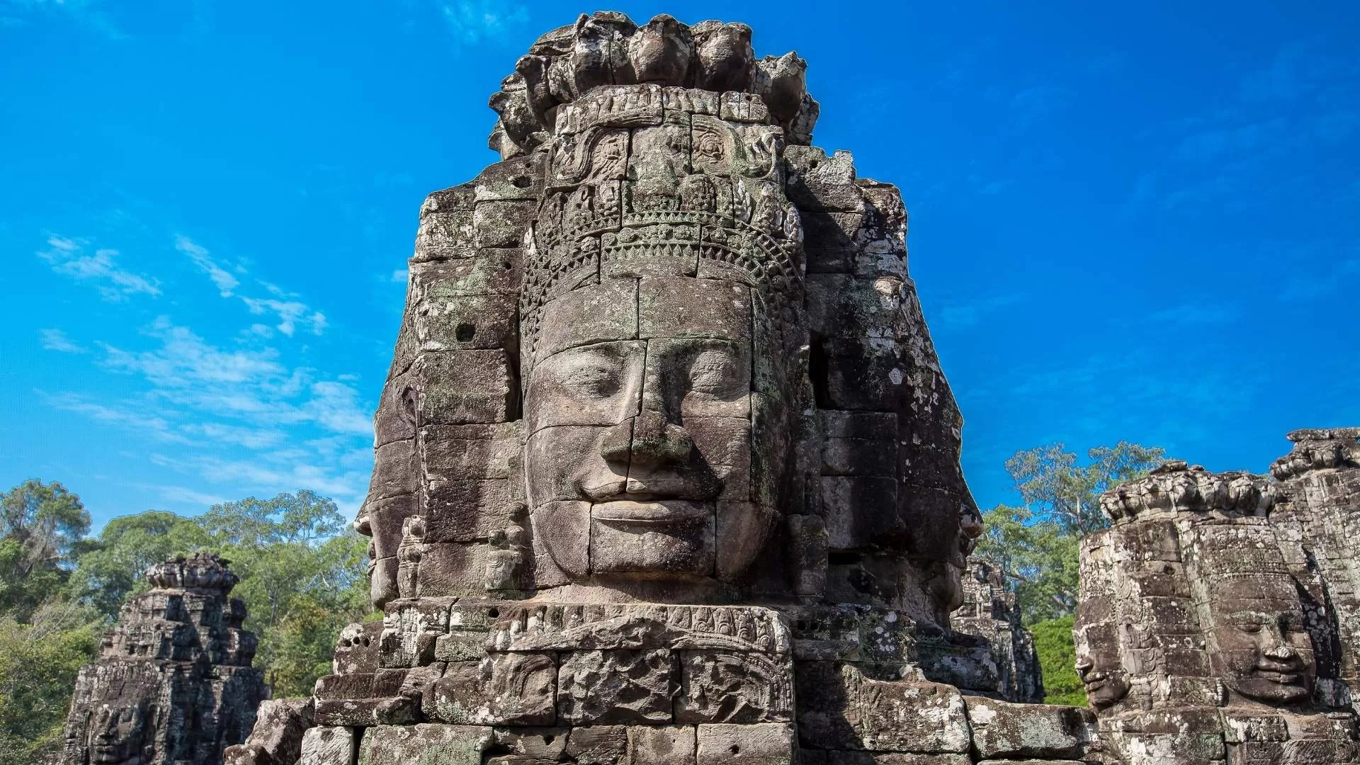 Visages géants sculptés en pierre au Temple Bayon