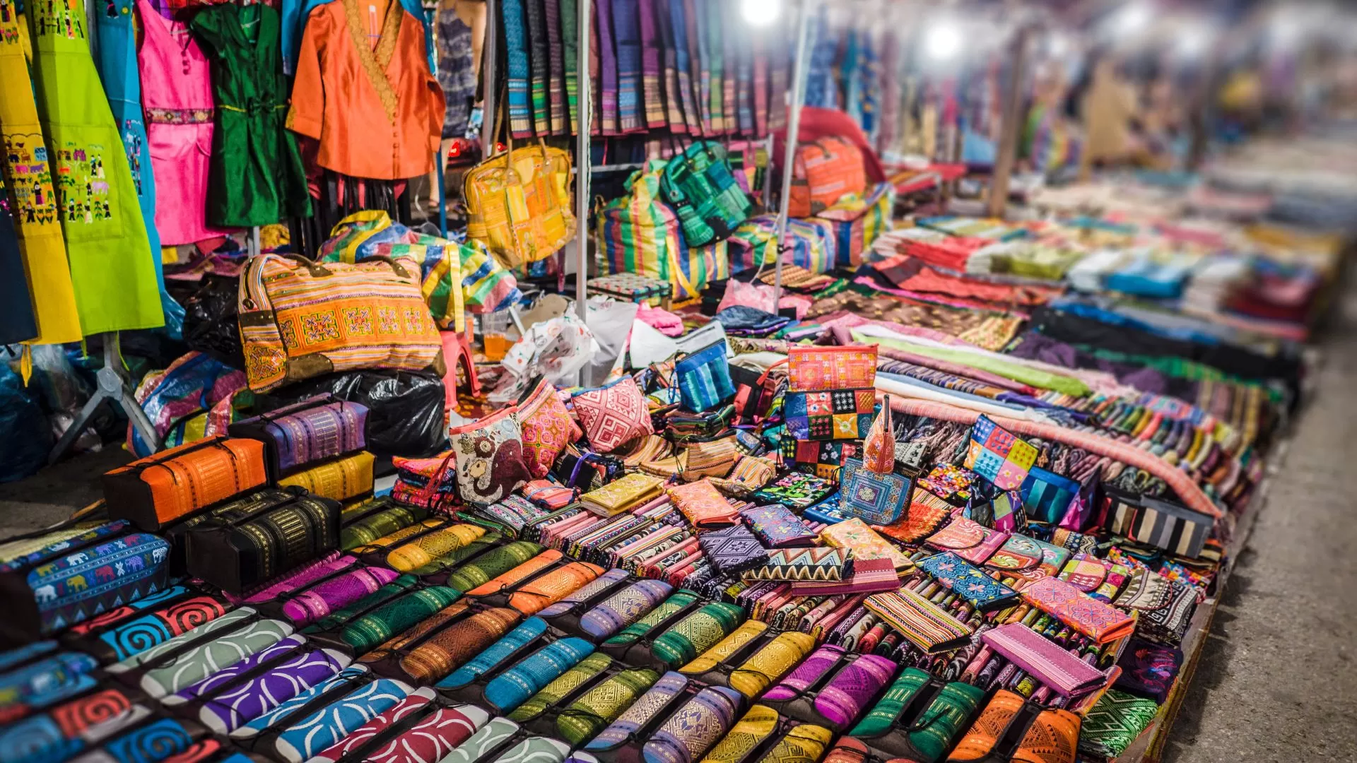  Le brocart coloré au marché de nuit 