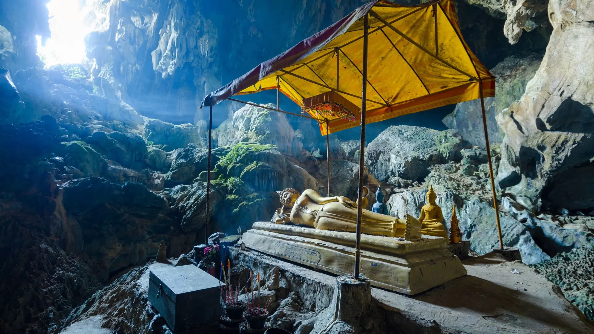 À l'intérieur de la grotte de Poukham à Vang Vieng, Laos