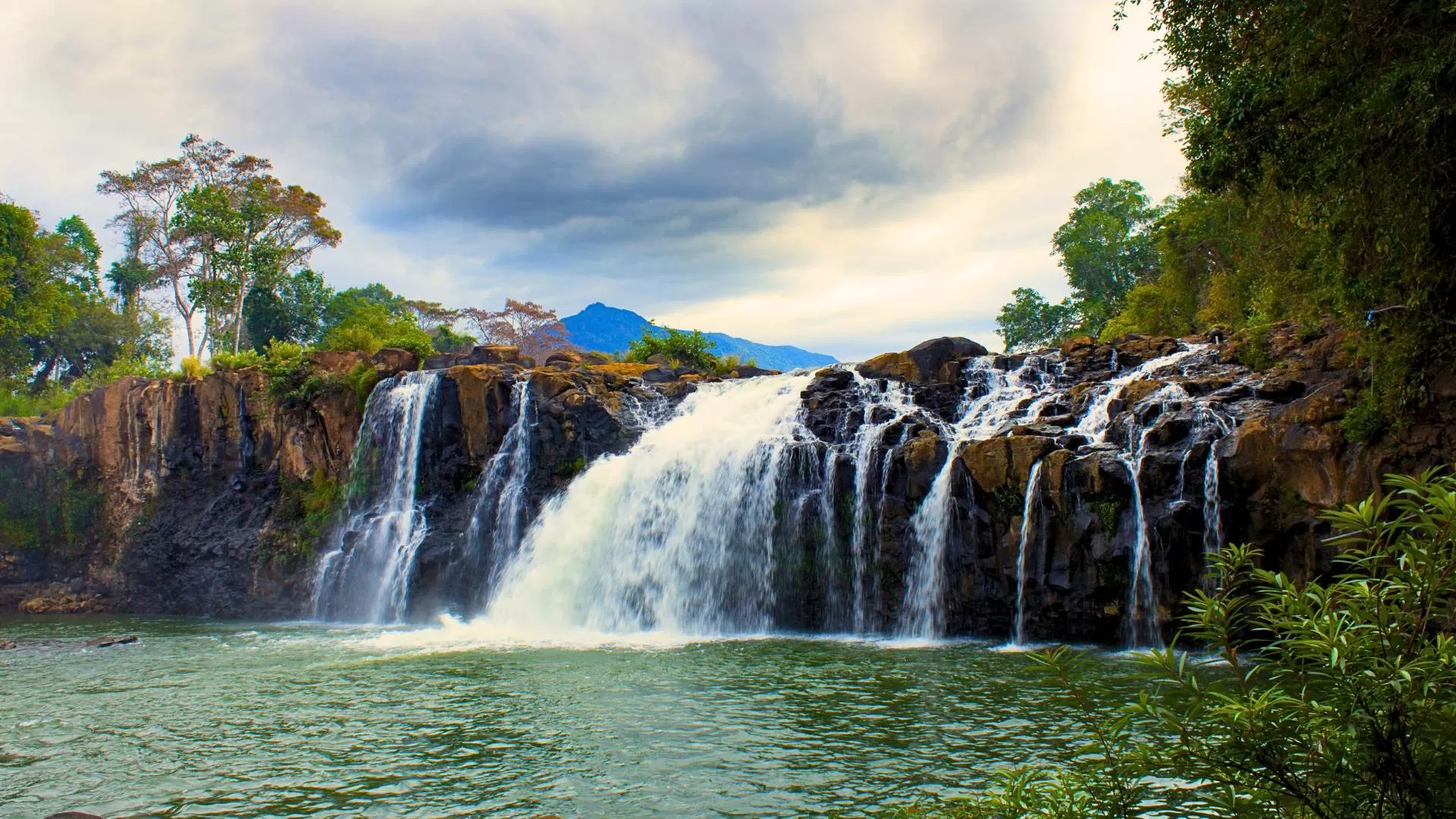 Tad Lo Waterfall