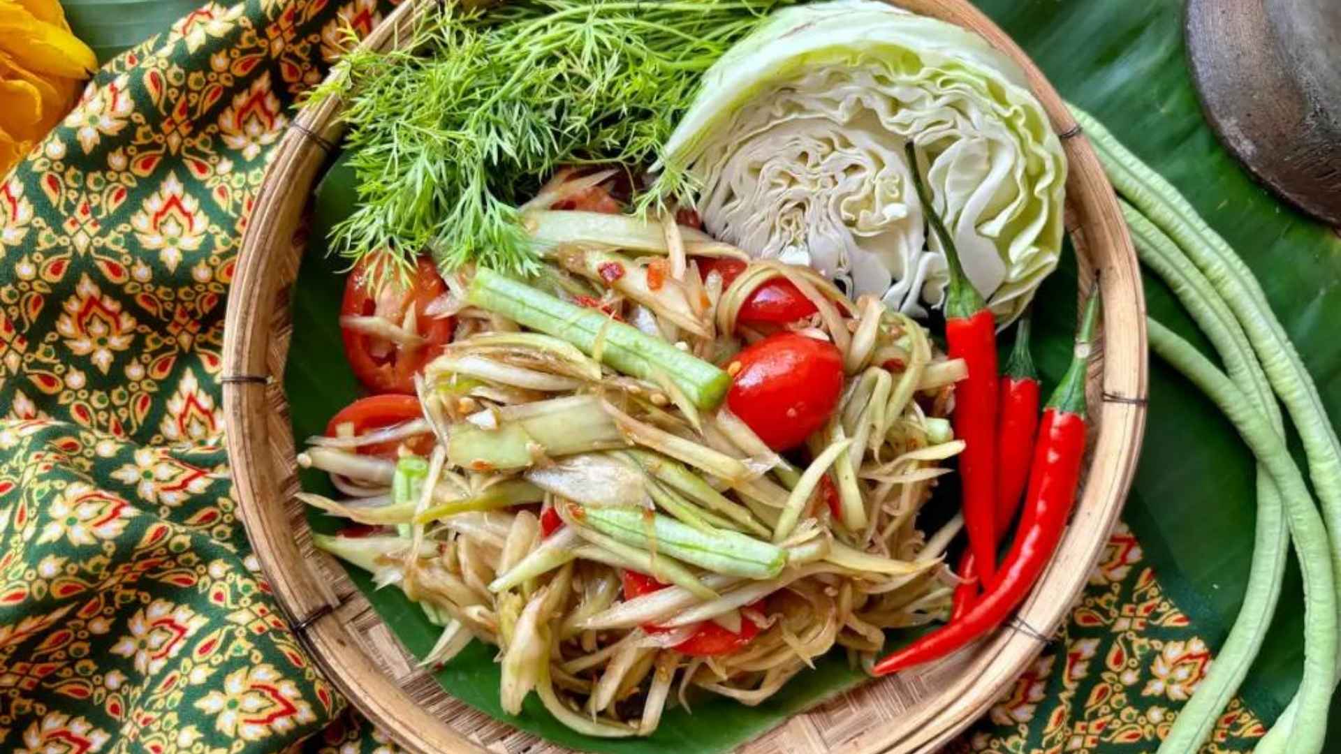 Tum Mak Hoong - Spicy papaya salad