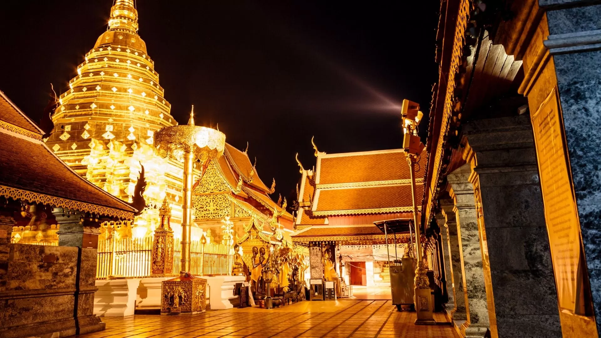 Beauté du temple Wat Phra That Doi Suthep au soir