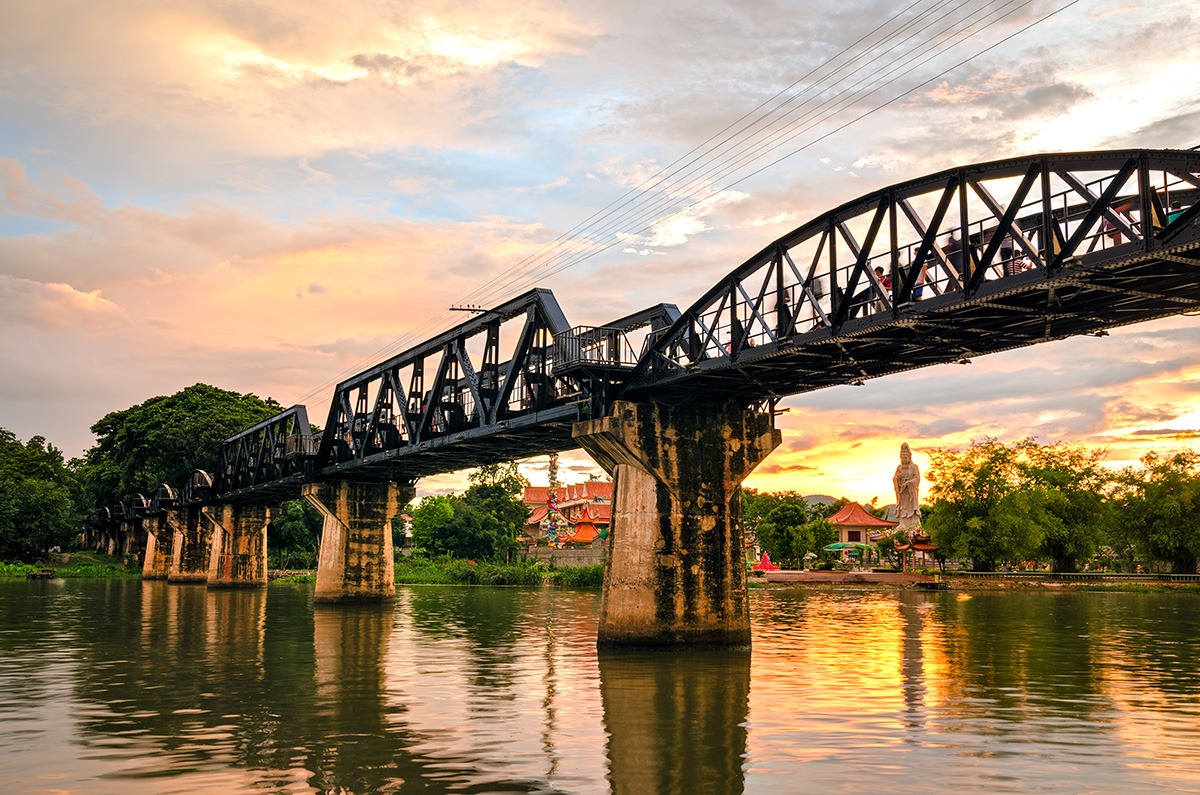 Que faire à Kanchanaburi: le coucher de soleil sur la rivière Kwaï