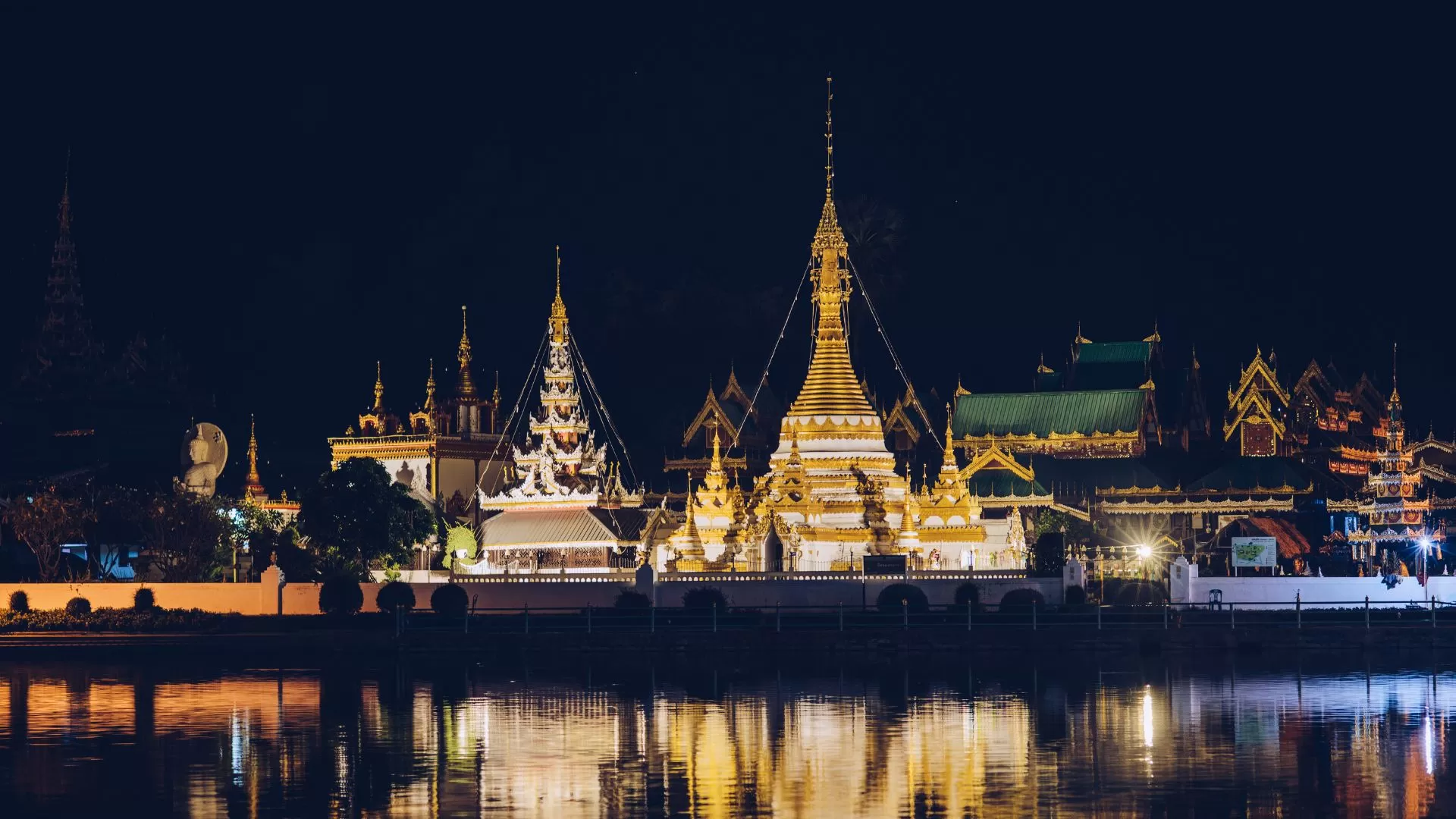 Le Wat Chong Kham se reflète joliment sur le lac Jong Kham