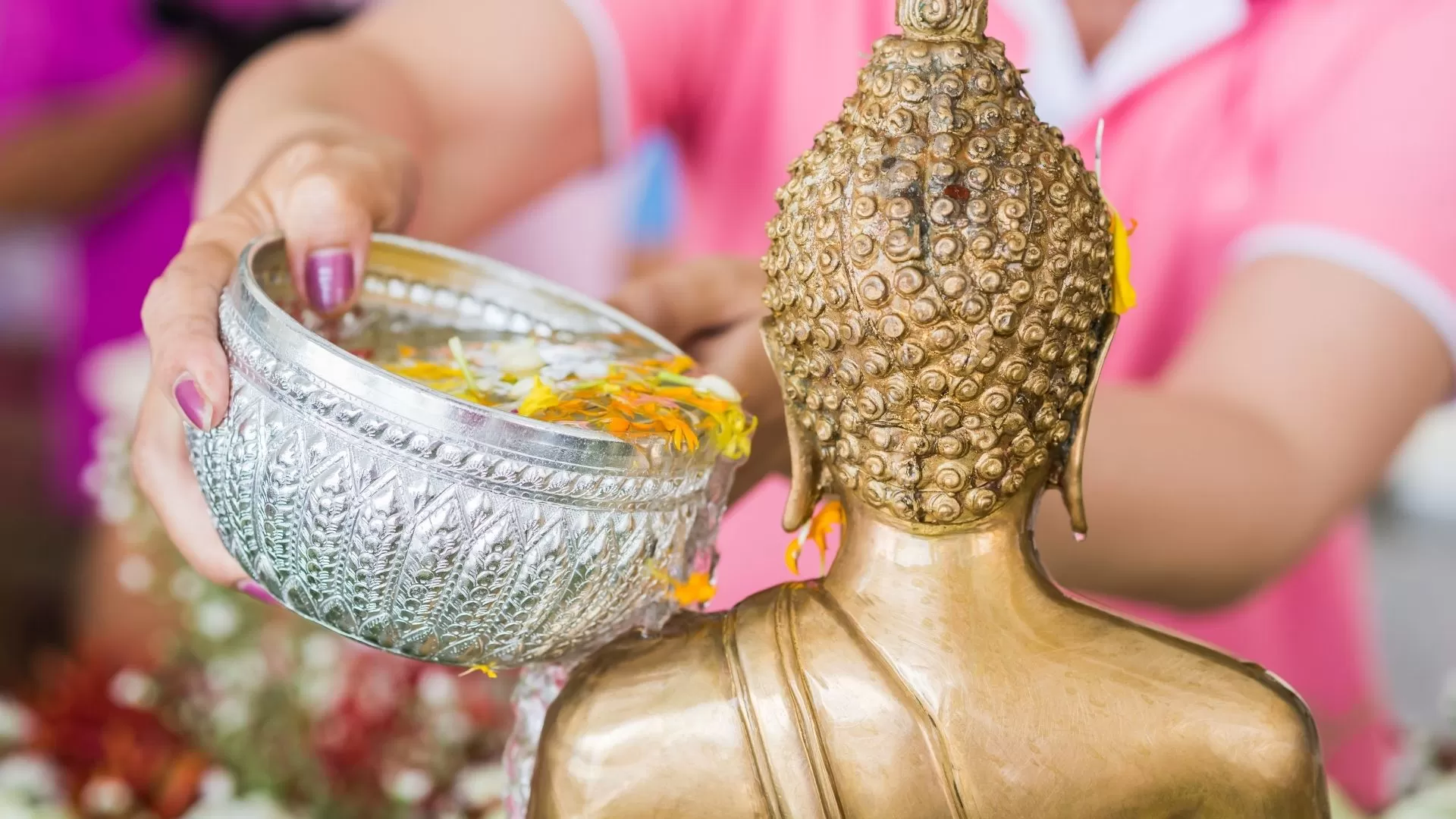 Verser de l'eau sur les statues de Bouddha