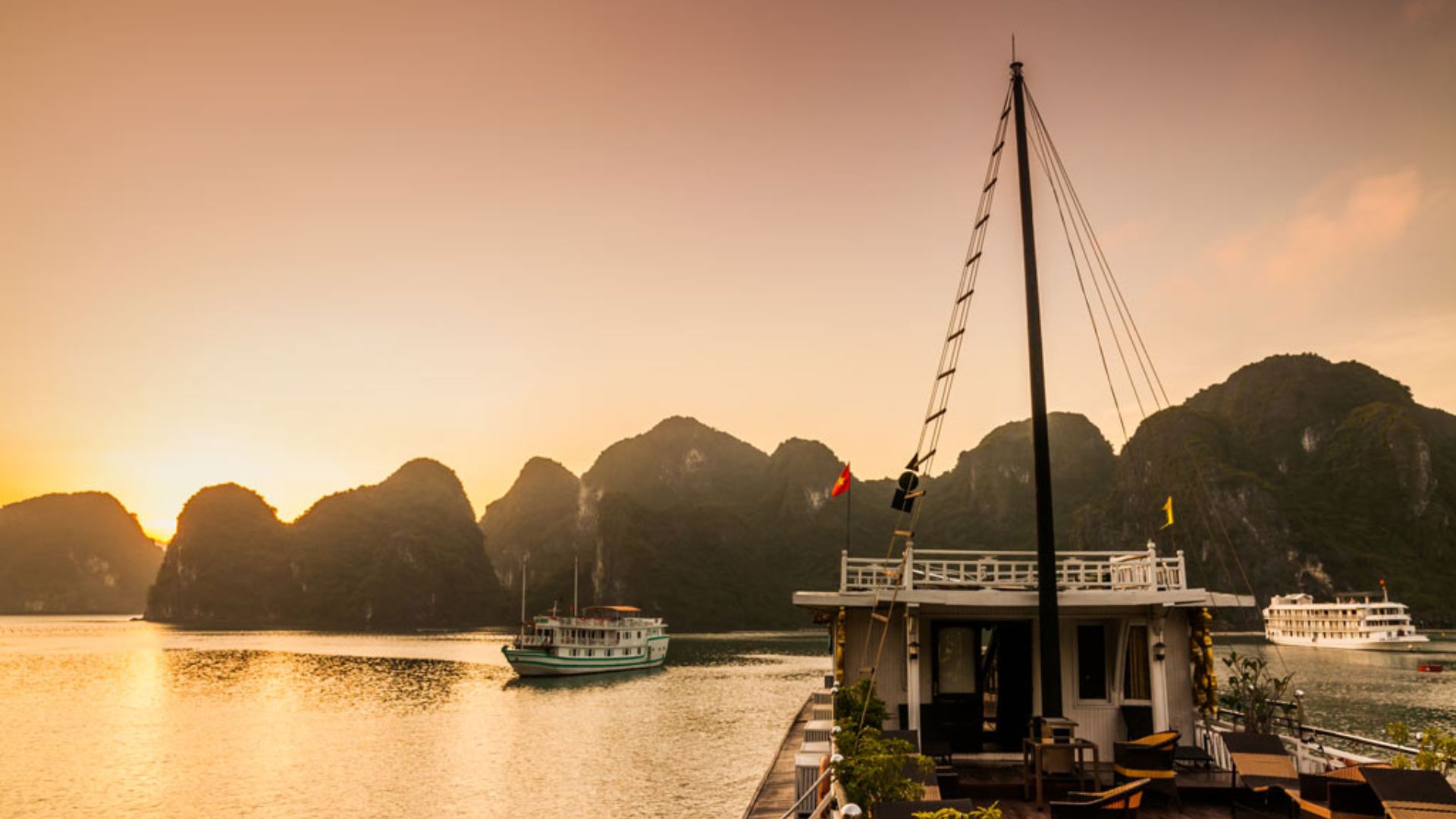 Vue sur les navires de croisière et les îles de la baie d'Halong