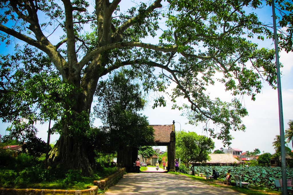 Ancien village de Duong Lam – Porte du village de Mong Phu