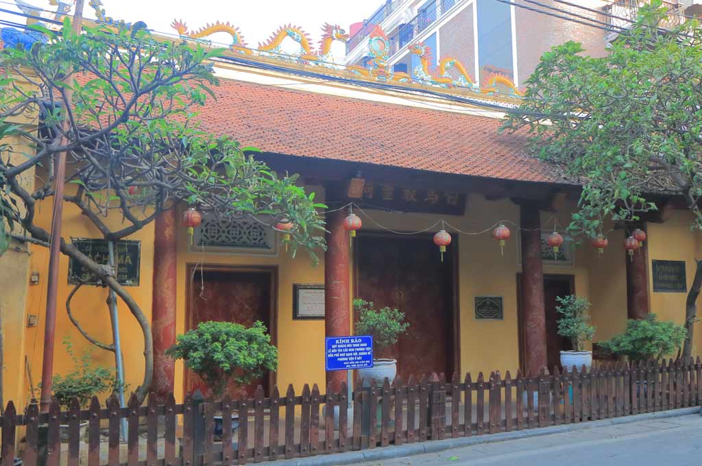 Bach Ma Temple