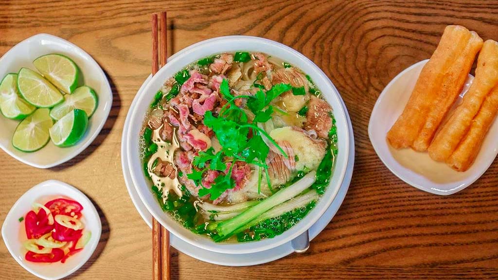 Le Pho: soupe de boeuf aux nouilles de riz – spécialité de Hanoi