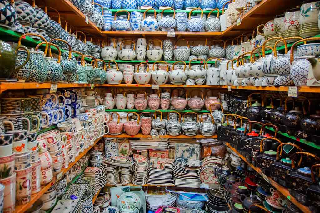 Discovery of the Craft Village of Bat Trang, dedicated to Ceramics