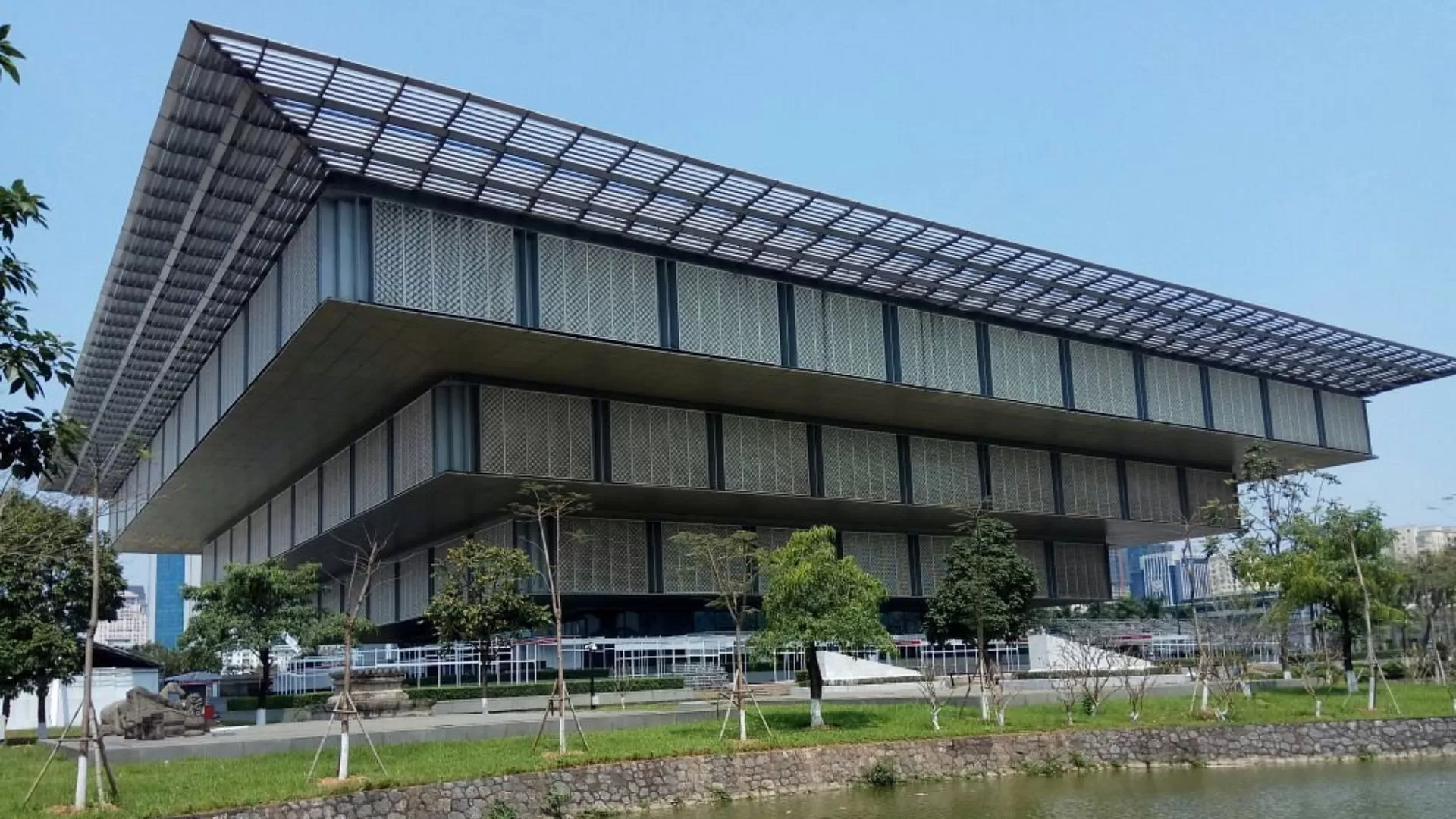 Musée de Hanoi - une structure moderne en forme de pyramide inversée