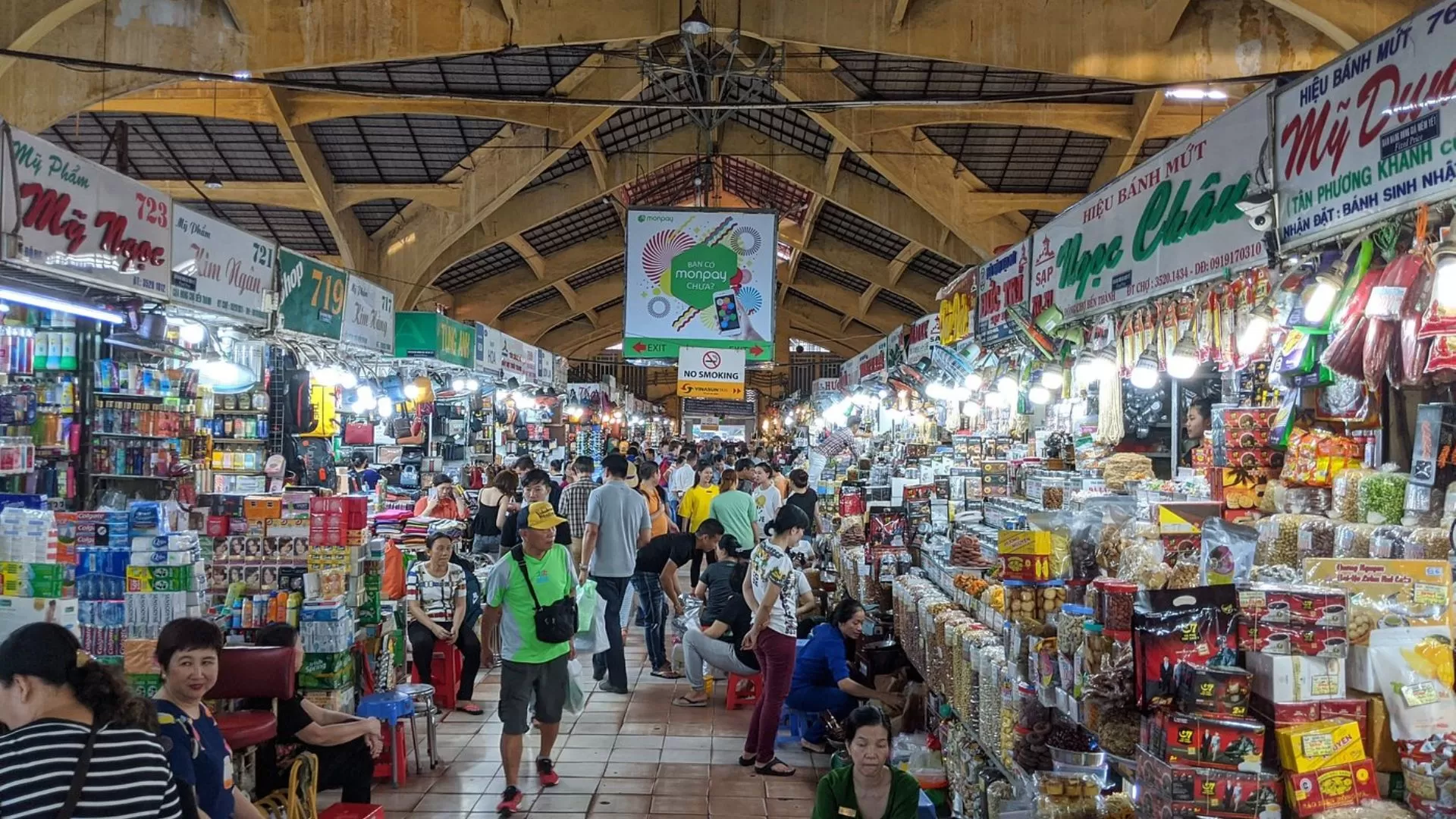 À l'intérieur du marché animé de Ben Thanh, de nombreux articles sont vendus.