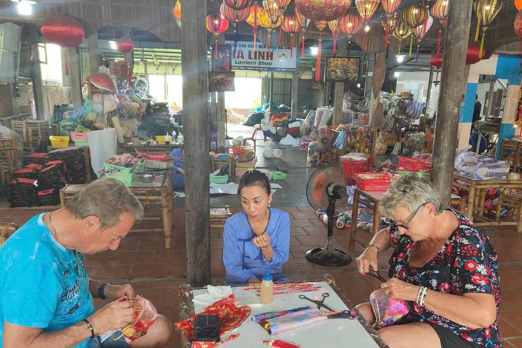 Les voyageurs d’Hanoi Voyages participent à un atelier de lanternes à Hoi An