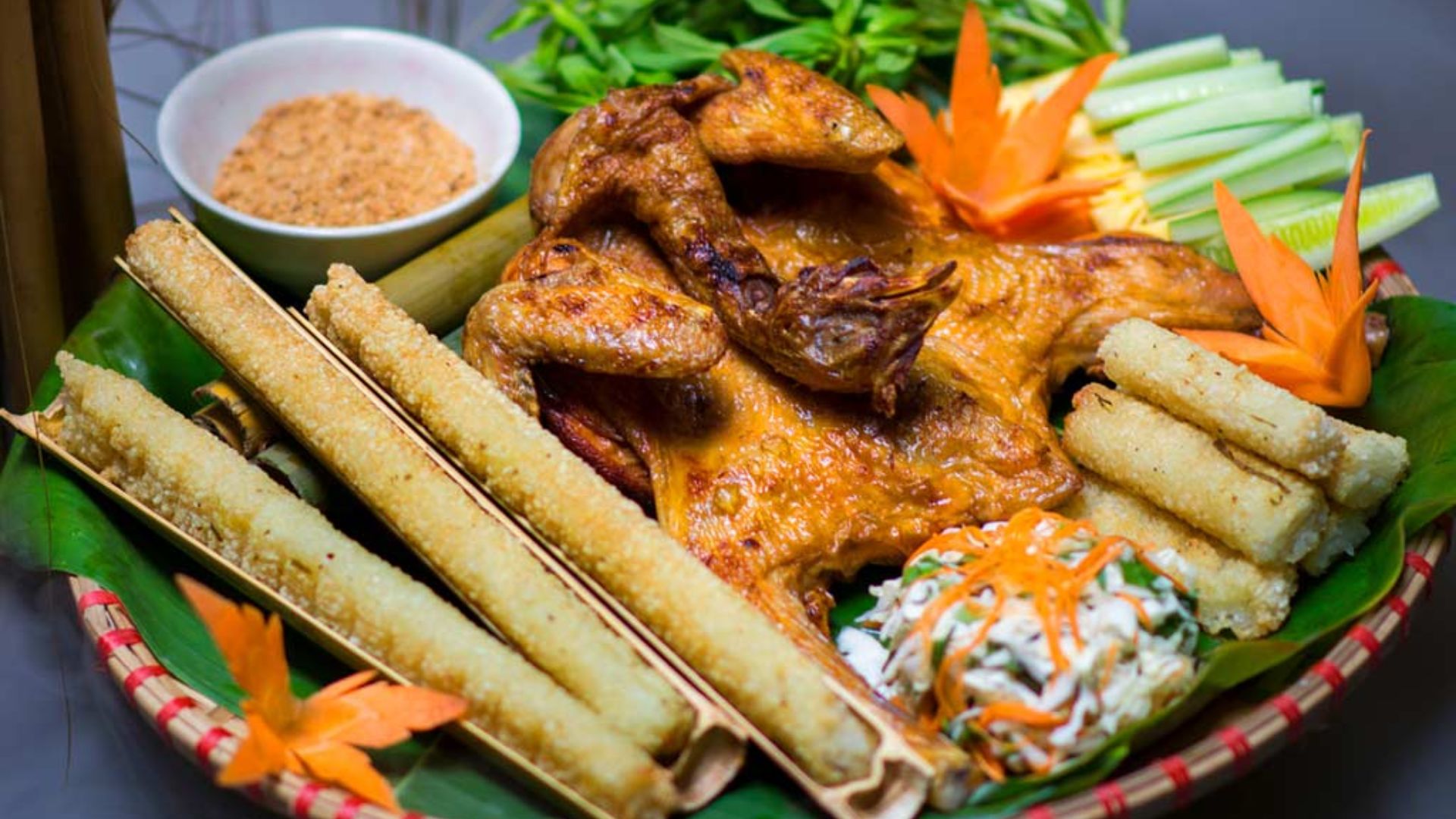 Riz gluant cuit dans un bambou