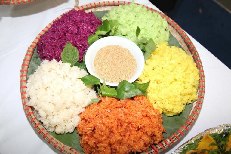 Xôi ngũ sắc est un riz gluant du Vietnam aux cinq couleurs