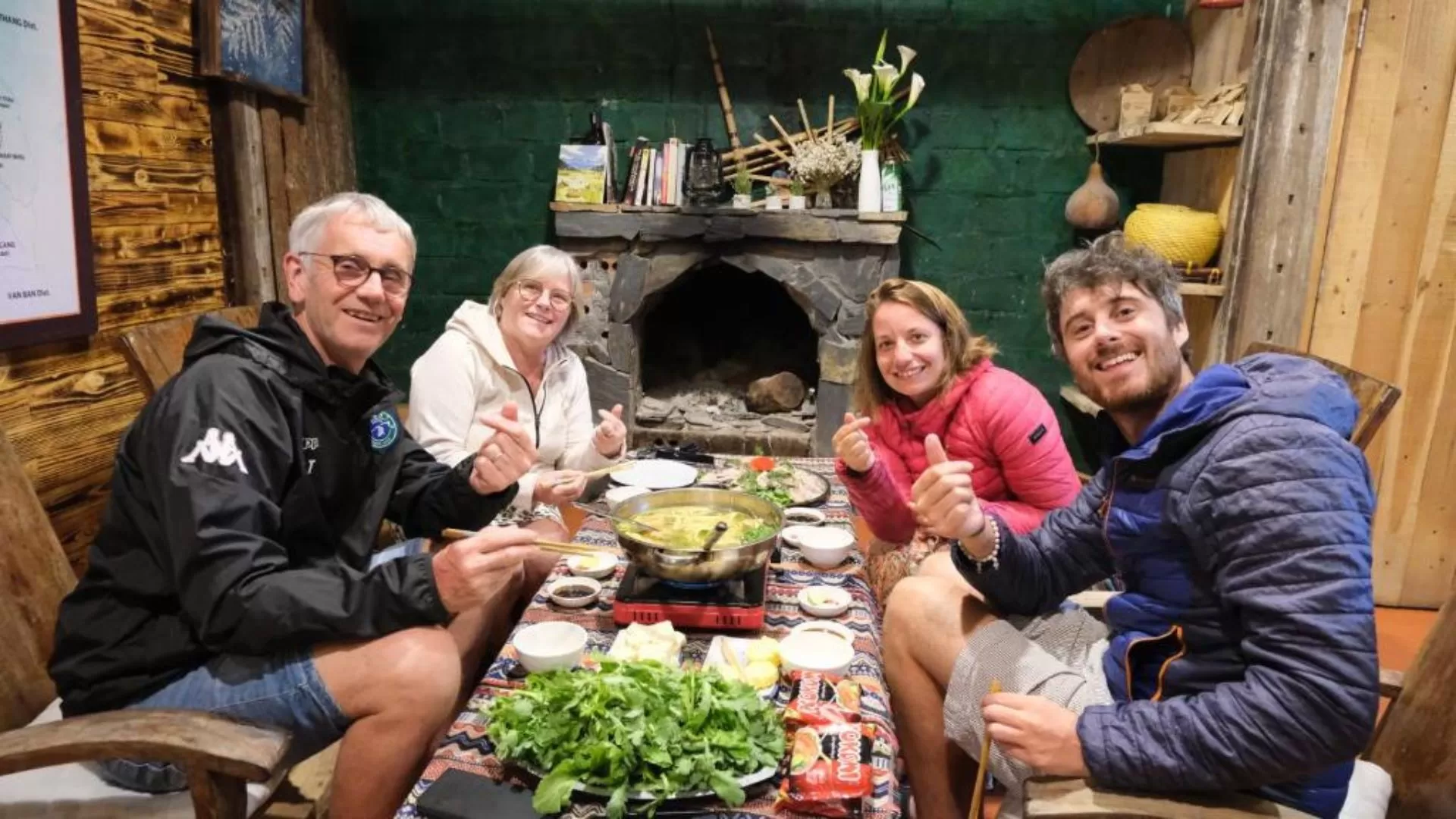 Les touristes et les habitants locaux profitent d'un repas familial