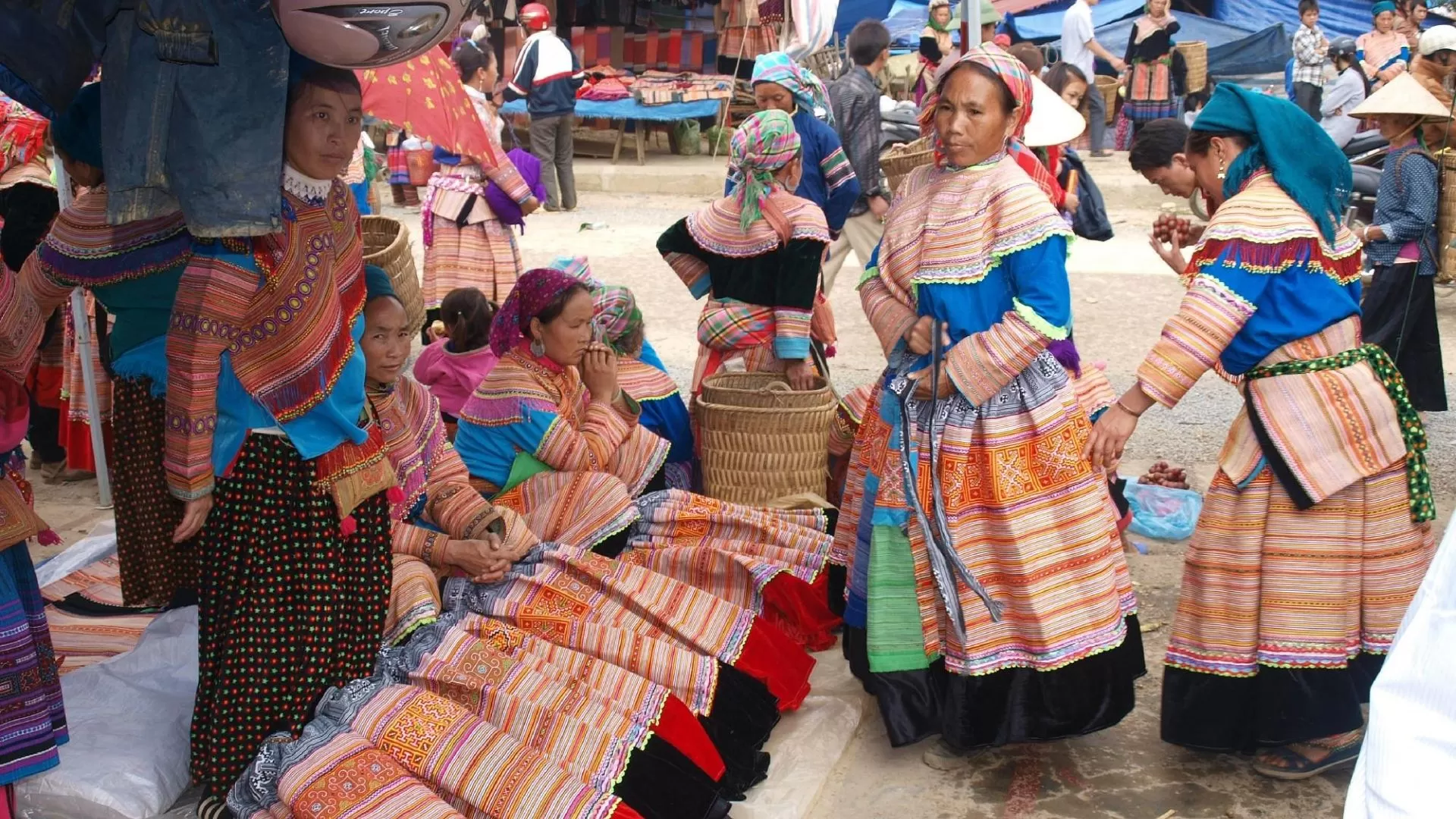Les femmes Hmong en costumes traditionnels au marché de Bac Ha