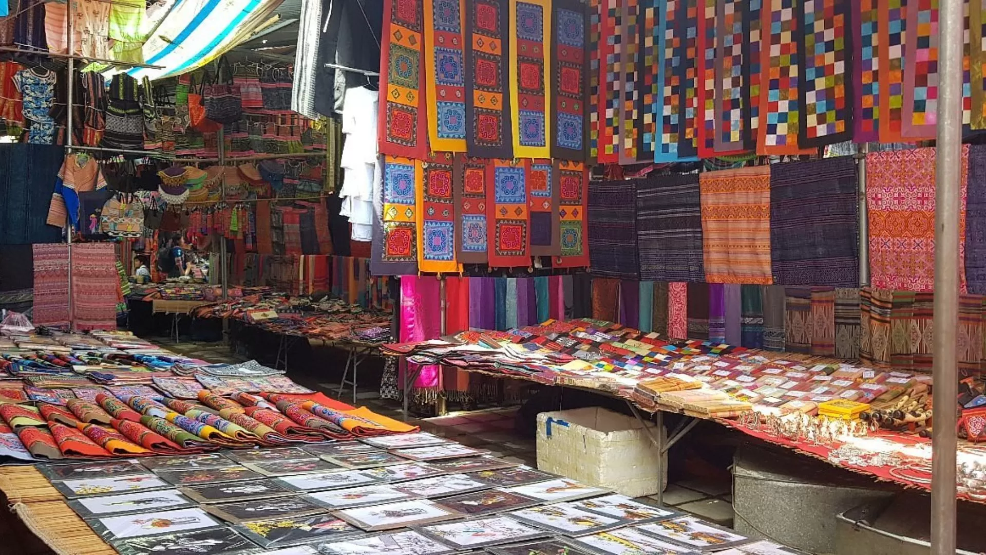 Les tissus de brocart colorés au marché de Bac Ha