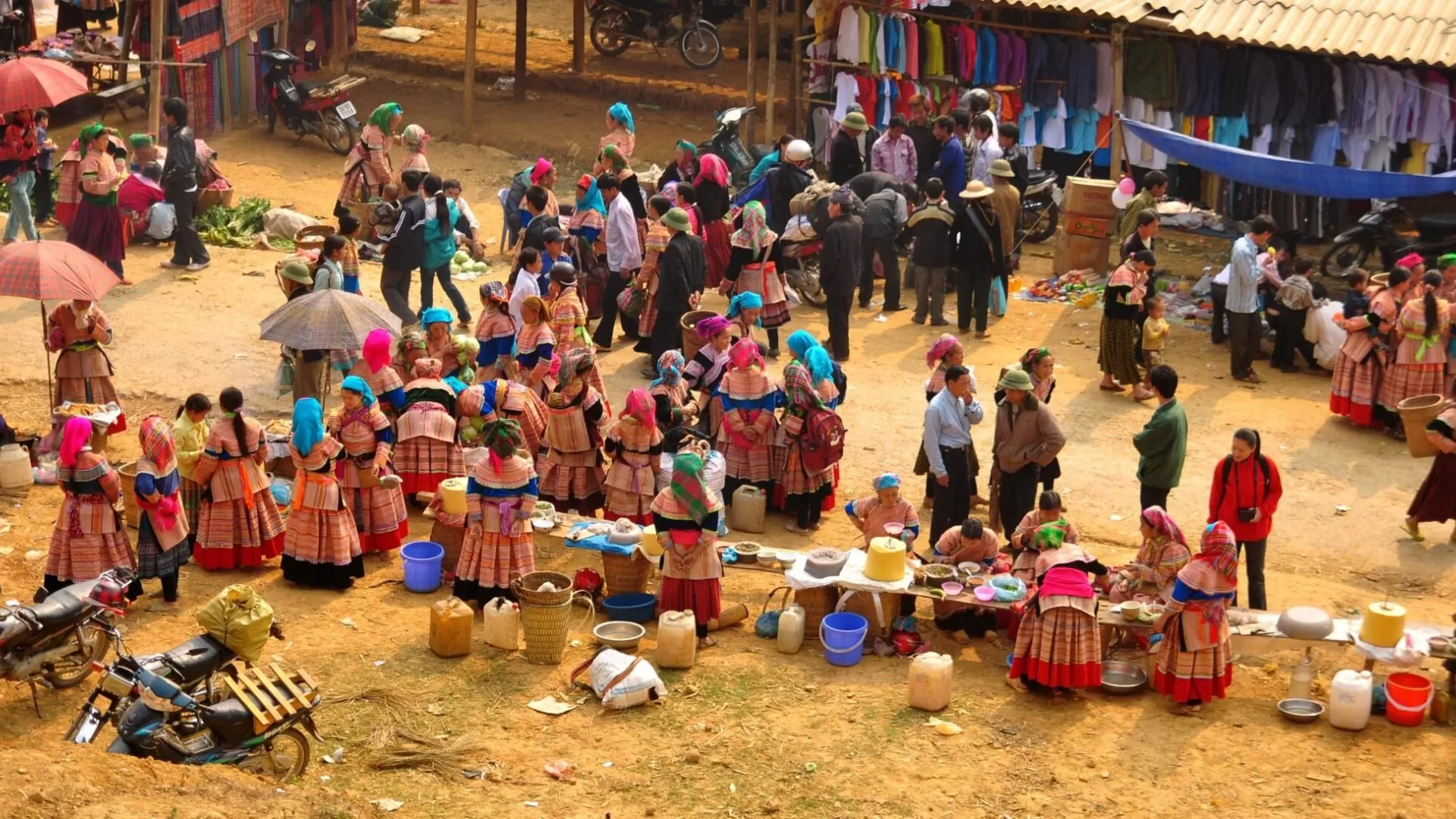 La vue panoramique de la population locale rassemblée au marché de Bac Ha