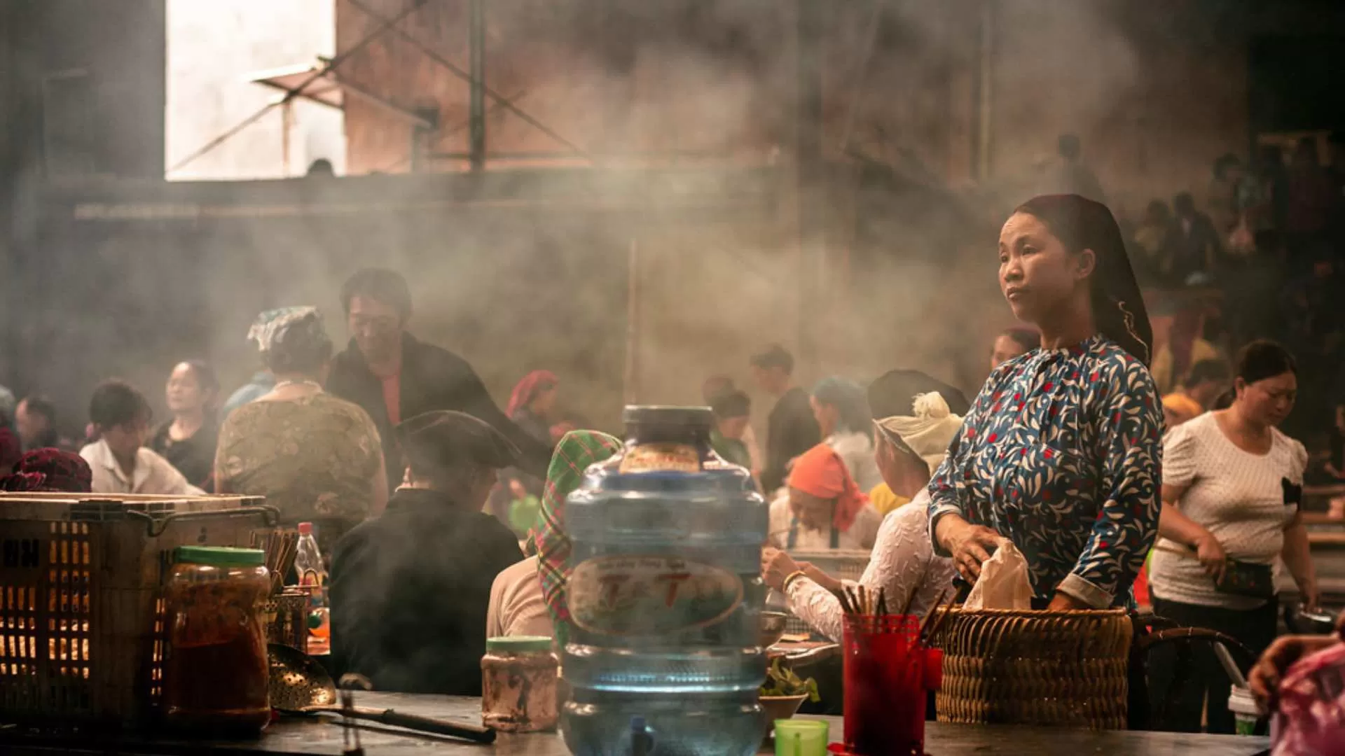 Breakfast scene in the Meo Vac market 