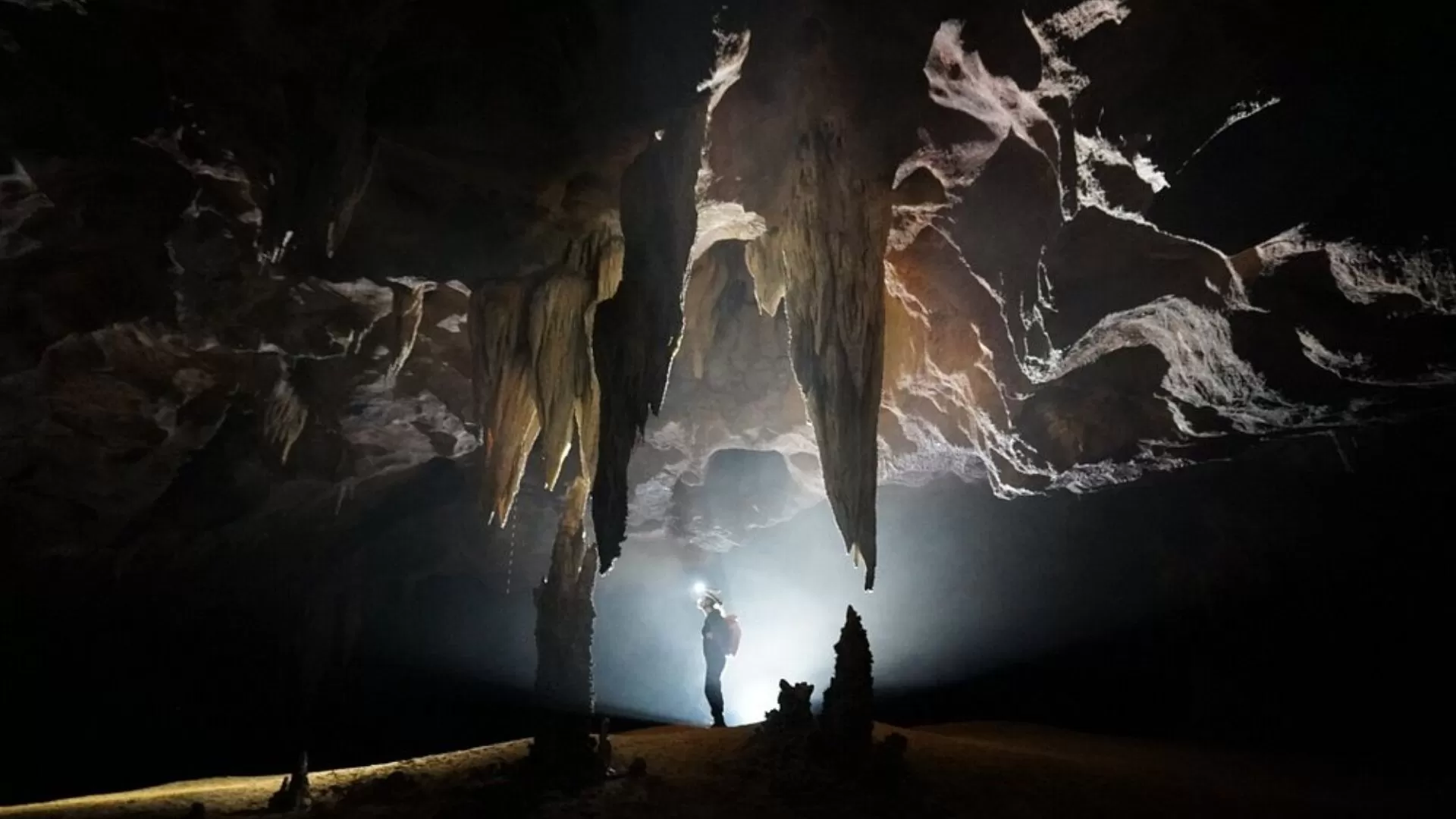 Hang Va Cave