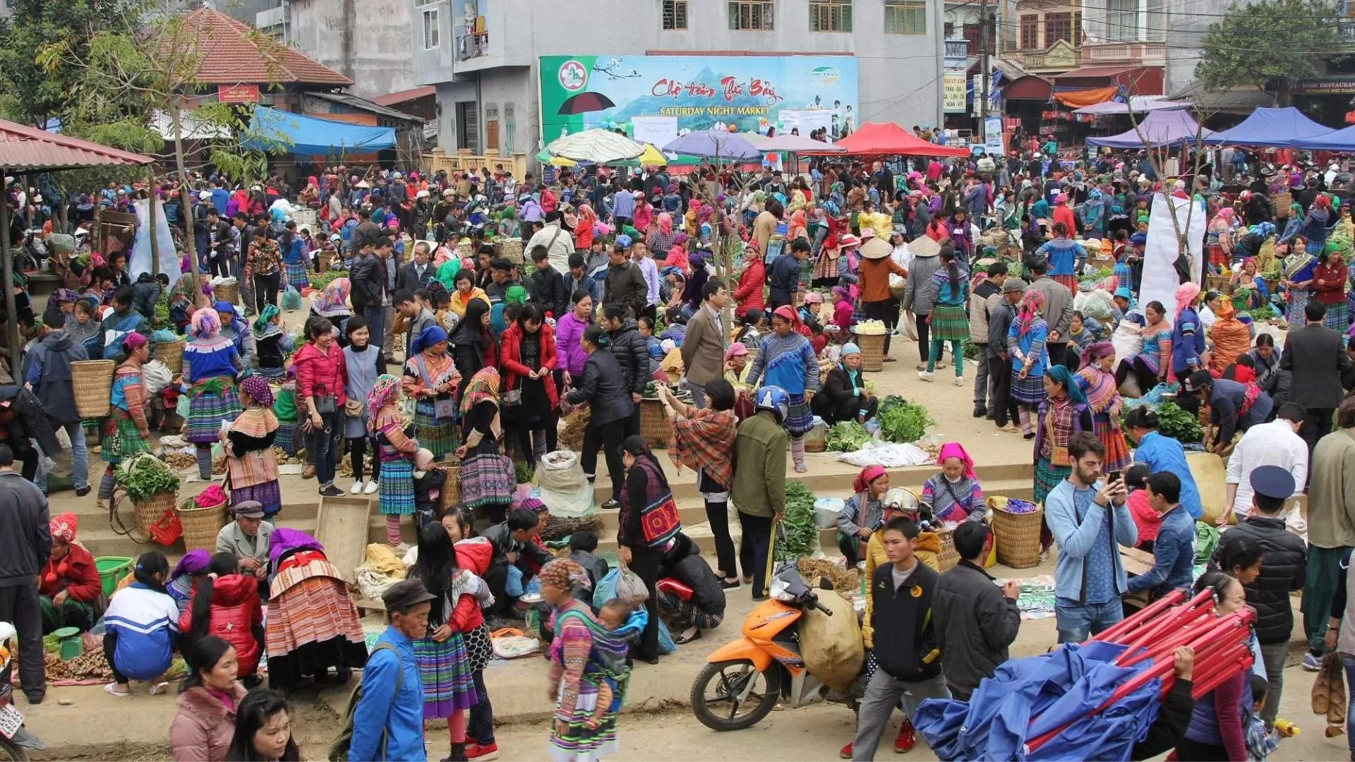 Lively atmosphere in Bac Ha market 