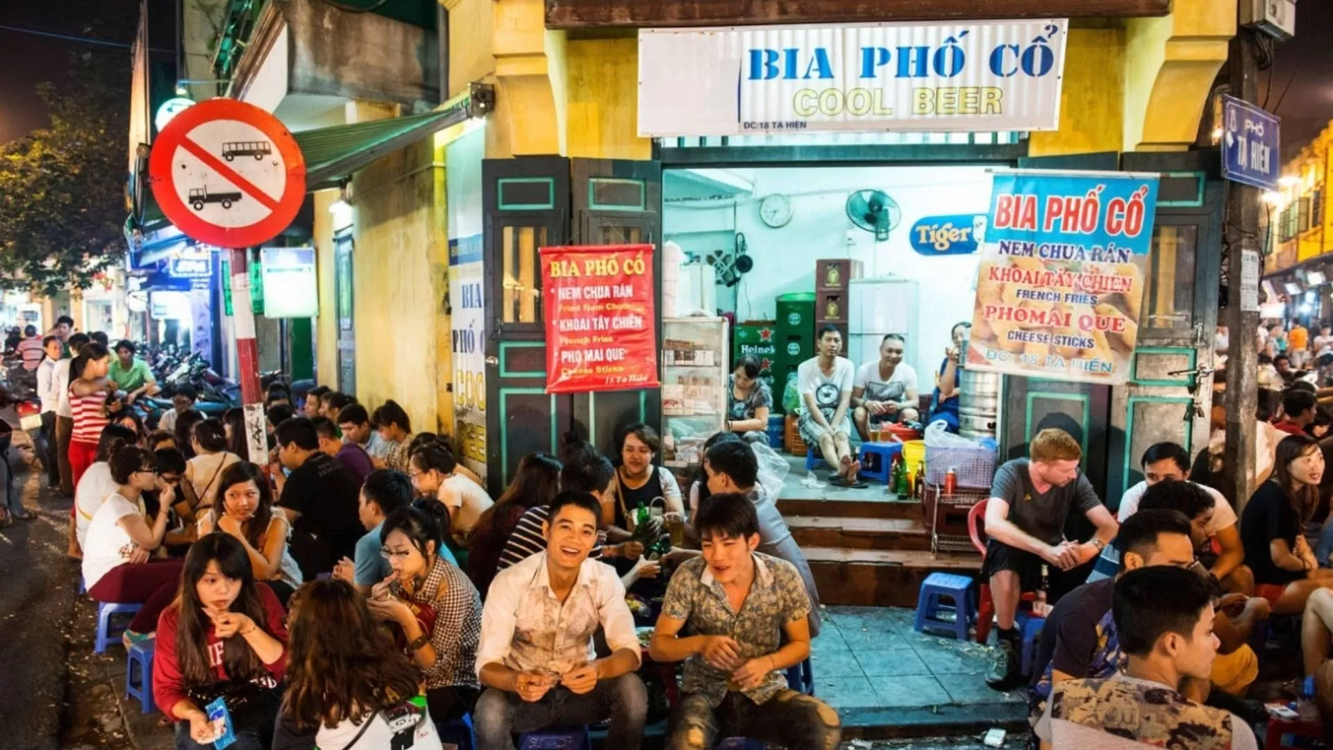 Enjoy fresh Bia Hoi 