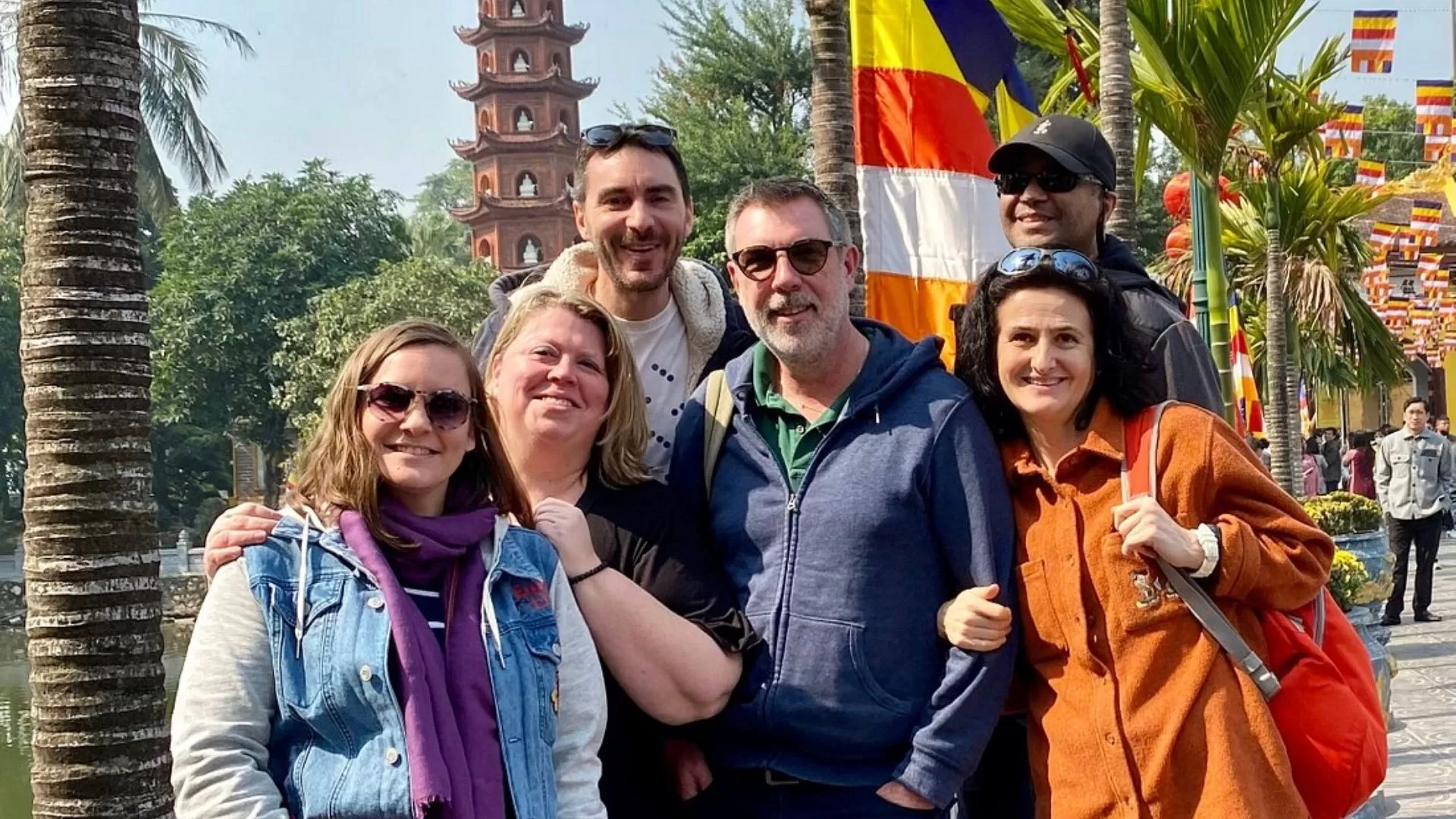 Visite de la pagode Tran Quoc avec les voyageurs de Hanoi Voyages