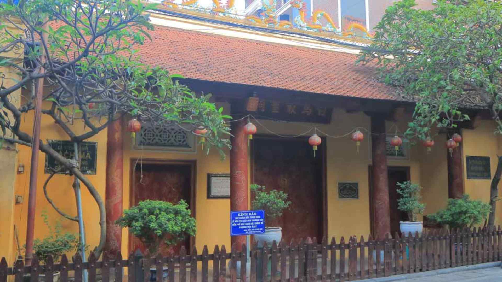 Bach Ma Temple