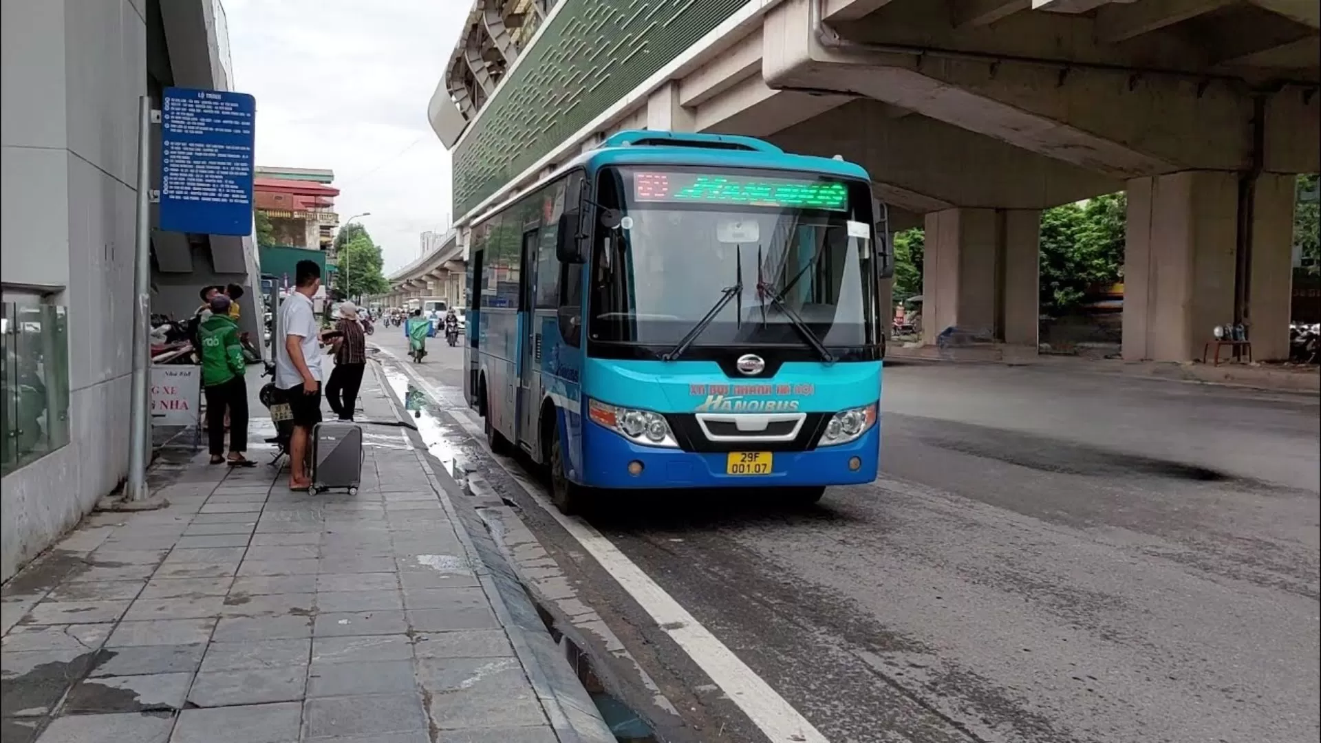 Travel from Hanoi to Duong Lam ancient village by bus