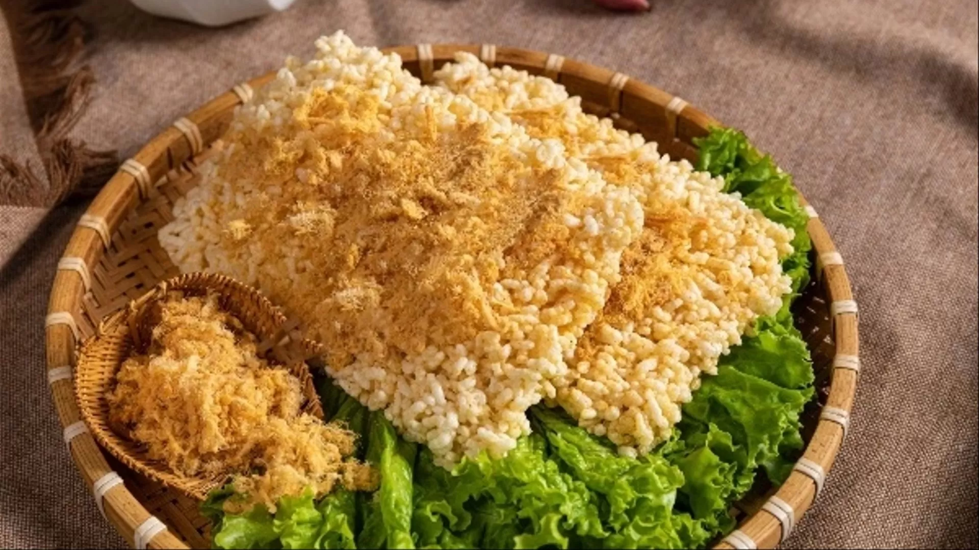 Riz croustillant aux garnitures savoureuses