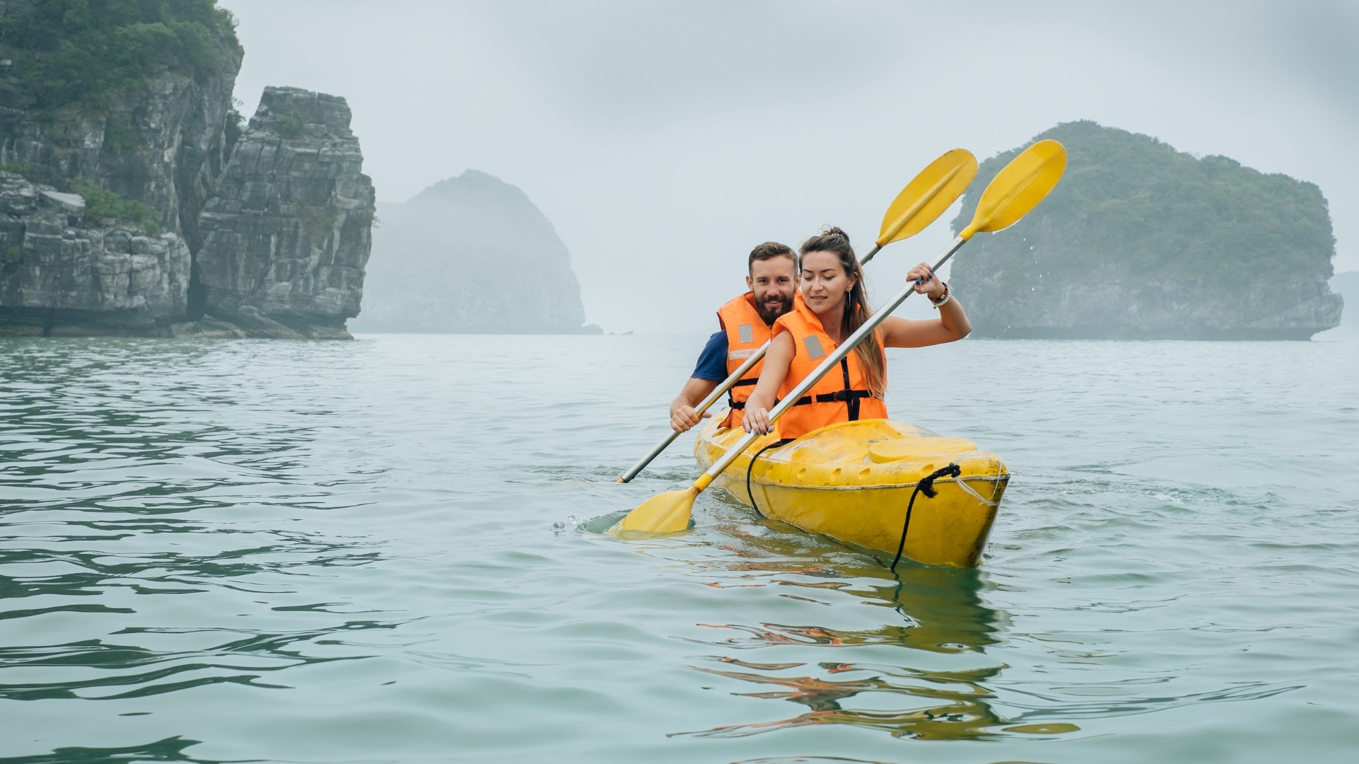 Naviguer en kayak à la baie d'Halong